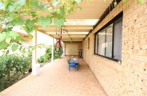 Prestons Villa | Sunny & Spacious Family Retreat