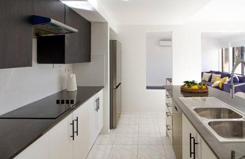 Prestons Villa | Sunny & Spacious Family Retreat