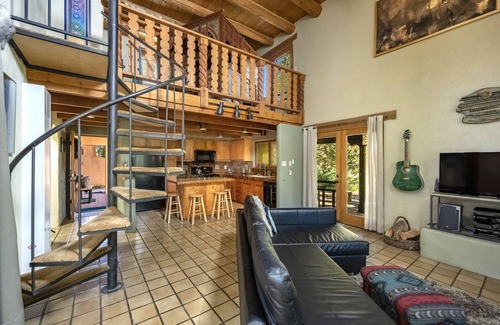 Taos House | Sunny Spacious Taos Adobe Casa