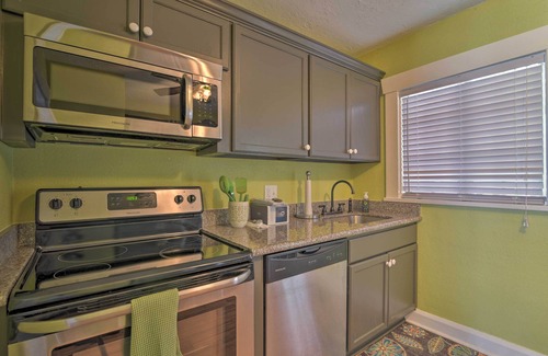 Kenwood Cottage | Sunny St. Pete Cottage ~ 1 Mi to Tropicana Field!
