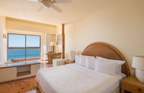 San Jose del Cabo Hotel | Sunny Studio Oasis with Easy Beach Access