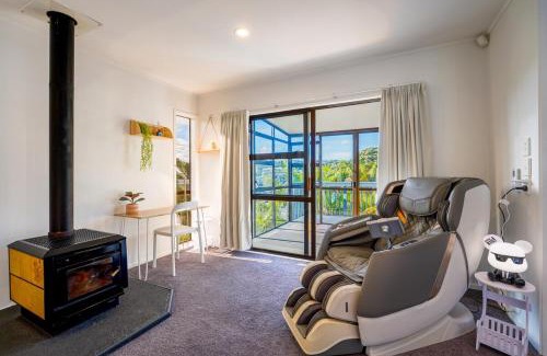 Browns Bay House | Sunny Stunner by the Sea Browns Bay Escape