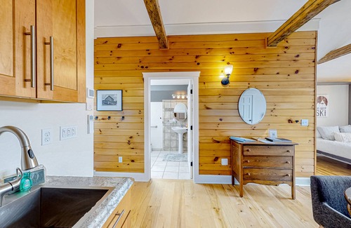 Waterbury Center Apartment | Sunny suite in a 1790s farmhouse with shared hot tub & deck - near bike/hike/ski