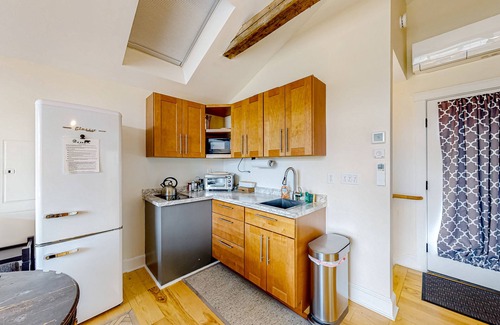 Waterbury Center Apartment | Sunny suite in a 1790s farmhouse with shared hot tub & deck - near bike/hike/ski
