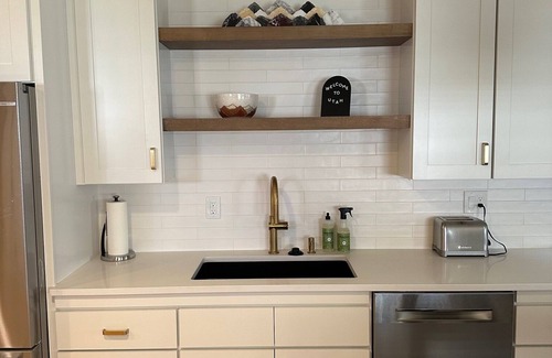 Draper Apartment | Sunny Suite! New Basement Retreat: Cozy & Spacious with Full Kitchen