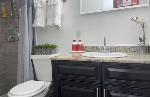 Coral Heights Apartment | Sunny Sweet Studio for 2 guests With free Parking/Wifi, close to the Beach!