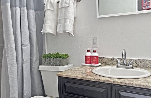 Coral Heights Apartment | Sunny Sweet Studio for 2 guests With free Parking/Wifi, close to the Beach!