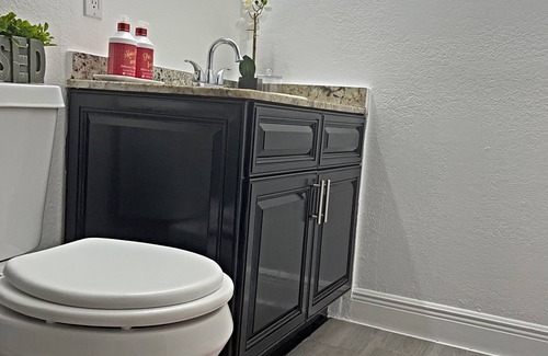 Coral Heights Apartment | Sunny Sweet Studio for 2 guests With free Parking/Wifi, close to the Beach!