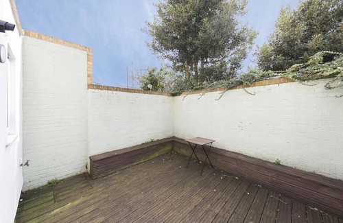 Maidstone Apartment | Sunny Terrace