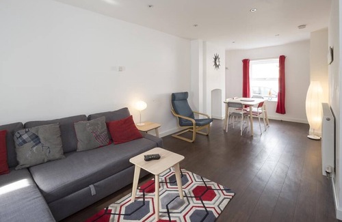 Maidstone Apartment | Sunny Terrace