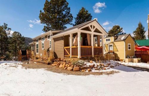 Woodland Park Apartment | Sunny Tiny Haven BBQ Fresh Vibes & Peak Views