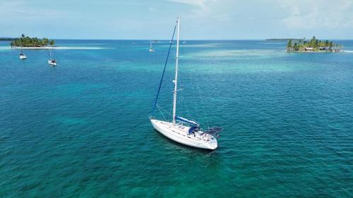 Nombre de Dios Boat Rental | Sunny, velero espacioso