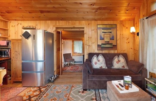 Whitefield House | Sunny Waterfront Cottage on Private Lake