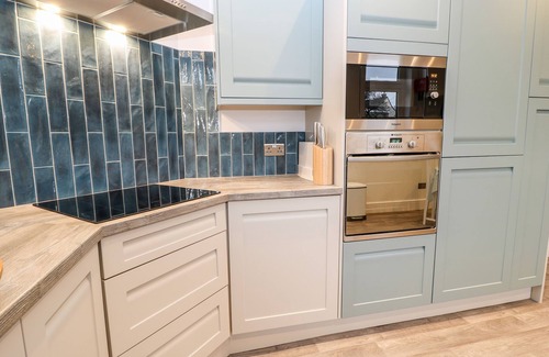 Silsden Cottage | SUNNYMEDE, family friendly, with a garden in Silsden
