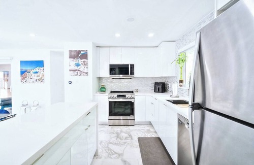 Central Corals House | Sunnyside Oasis w/Heated Pool ~ 7 min. From Beach
