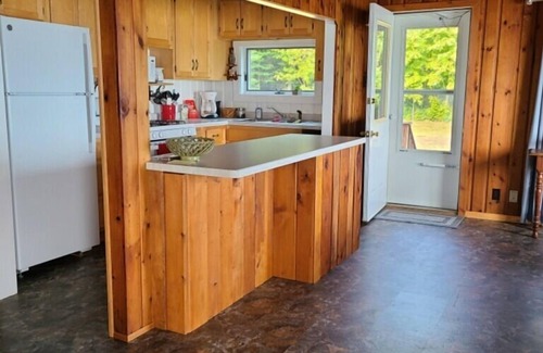 Eagle Harbor Cottage | Sunrise Cove Cottage: Autumn Awaits at Sunrise Cove – Scenic Views and Peaceful Lakefront