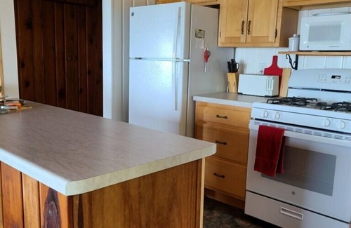 Eagle Harbor Cottage | Sunrise Cove Cottage: Autumn Awaits at Sunrise Cove – Scenic Views and Peaceful Lakefront