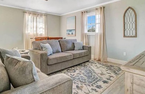 Marineland Acres House | Sunrise Escape ~ Walk to Beach ~ Pool ~ Foosball!
