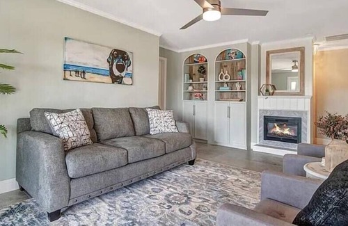 Marineland Acres House | Sunrise Escape ~ Walk to Beach ~ Pool ~ Foosball!