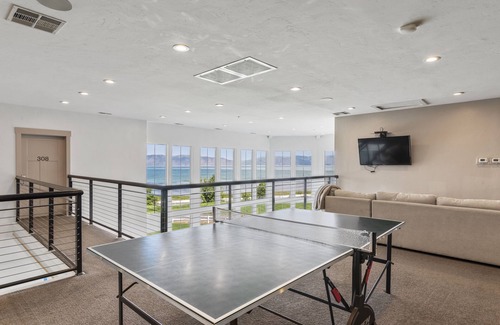 Harbor Village Hotel | Sunrise Resort Room #306 | 1 Bed, 1 Bath