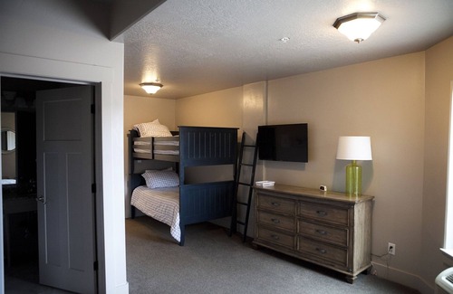 Harbor Village Hotel | Sunrise Resort Room #103 | 1 Bed, 1 Bath