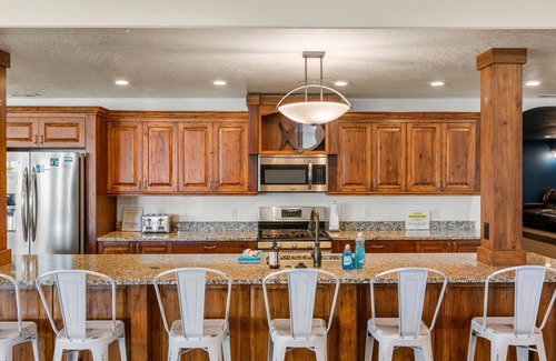 Harbor Village Hotel | Sunrise Resort Room #103 | 1 Bed, 1 Bath