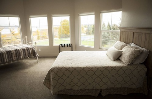Harbor Village Hotel | Sunrise Resort Room #307 | 2 Bed, 1 Trundle, 1 Bath