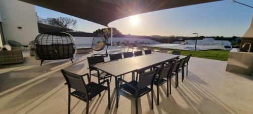 Olhos D'Agua Villa | Sunrise Villa by Laranjal Rentals