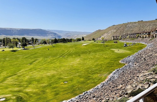 Quincy Condo | Sunserra at Crescent Bar - on Golf Course - Amazing Columbia River views