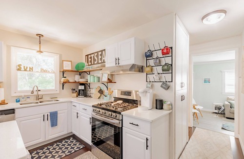 Beulah Cottage | Sunset Alley Cottage - Cozy 3-bedroom cottage with WiFi, AC in charming Beulah