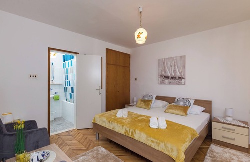 Gruz House | Sunset Bay Room