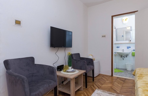 Gruz House | Sunset Bay Room