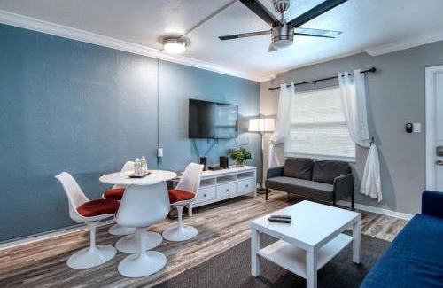 Madeira Beach Apartment | Sunset Beach Suite 6! Across from Beach Access & Pet Friendly! Enjoy Fall Promo for Mondays & Thursdays!