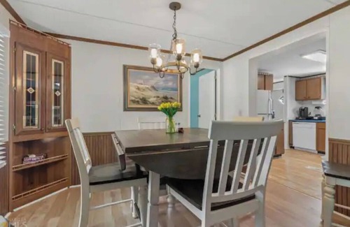 Eatonton House | Sunset BnB - 3BR & Lovely Waterfront Vista