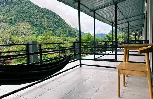 Muang Ngoi Neua Bed & Breakfast | Sunset Bungalows & GH