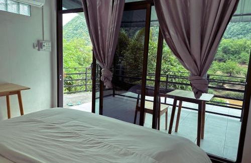 Muang Ngoi Neua Bed & Breakfast | Sunset Bungalows & GH
