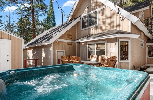 Moonridge Ski Chalet | Sunset Chalet - Cozy And Spacious Cabin Nestled Among Tall Pines With Hot Tub! 3 Bedroom Chalet