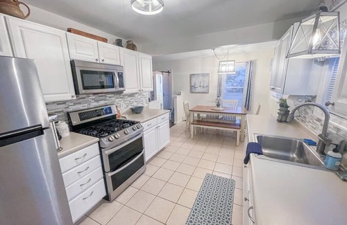 Del Haven House | Sunset Cottage Del Haven (3BR/1.5BA) Short Walk to the Bay!