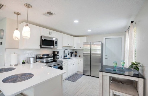 Bayshore Gardens House | Sunset Cottage: New Renovation, Modern 2BR