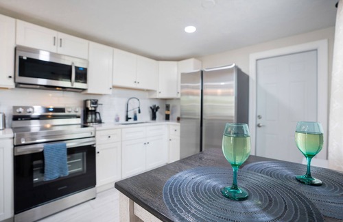 Bayshore Gardens House | Sunset Cottage: New Renovation, Modern 2BR