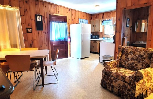 North Sebago Cottage | Sunset Cottage-Private Beach-Pets Welcome - Round Table Lodge, Sebago, Maine