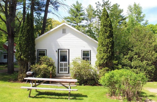 North Sebago Cottage | Sunset Cottage-Private Beach-Pets Welcome - Round Table Lodge, Sebago, Maine