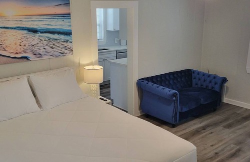 Palm Beach - West Palm Beach Cabin | Sunset Cottage West Palm Beach/Close to Downtown/ Shops/ Pet Friendly