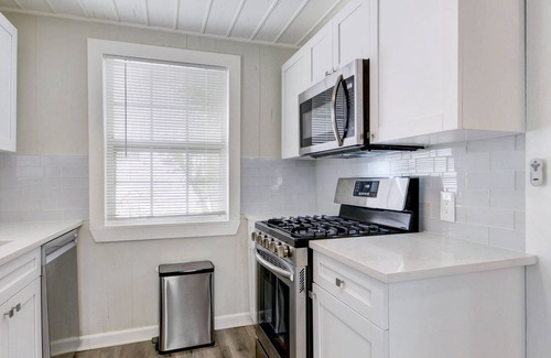 Palm Beach - West Palm Beach Cabin | Sunset Cottage West Palm Beach/Close to Downtown/ Shops/ Pet Friendly