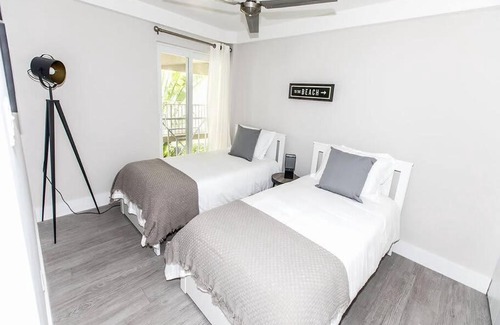 Seven Mile Beach Apartment | Sunset Cove # 231