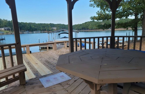 Seneca House | Sunset Cove /Lake Keowee /Waterfront /13 miles to Clemson /Beach area