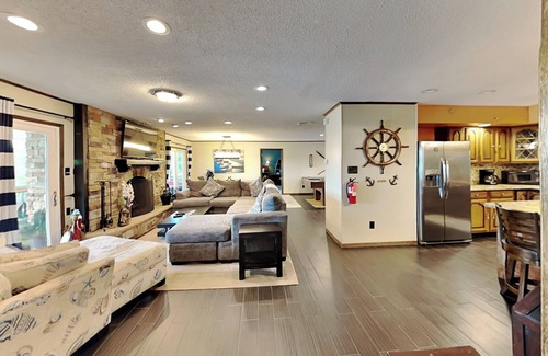 Dandridge Cabin | Sunset Cove | Pet-Friendly w/Heated Pool + Game Room