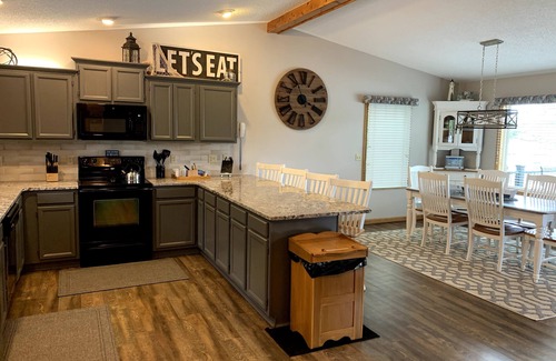 La Follette House | Sunset Dreams Norris Lake Front house/Deerfield Resort-sleeps 14/hot tub/slip