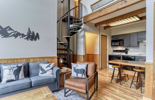 Snowshoe Condo | Sunset facing slopeside condo! Walking distance to Village & pet friendly!