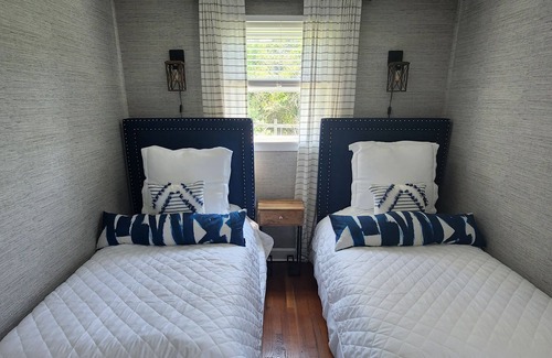 North Stonington Cottage | Sunset Farm view Cottage 8 miles to beaches, wineries & Casinos